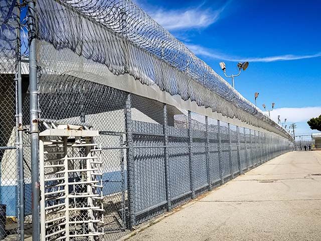 Gevangenishekken en tourniquet van het Mira Loma Detentiecentrum in Lancaster, Californië.