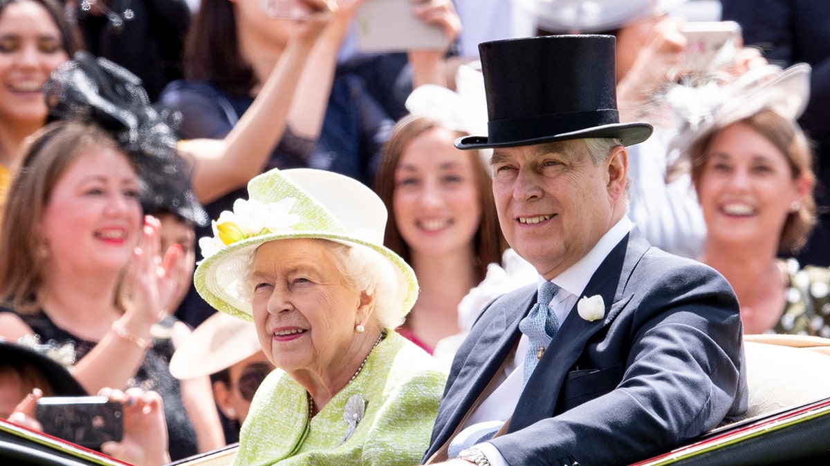 Koningin Elizabeth in een gele jurk en bijpassende hoed naast prins Andrew in een donker pak en hoge hoed op een koninklijke koets.