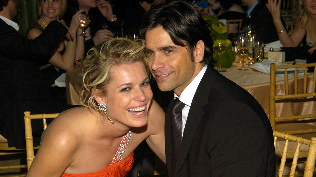 Rebecca en John zitten samen en glimlachen