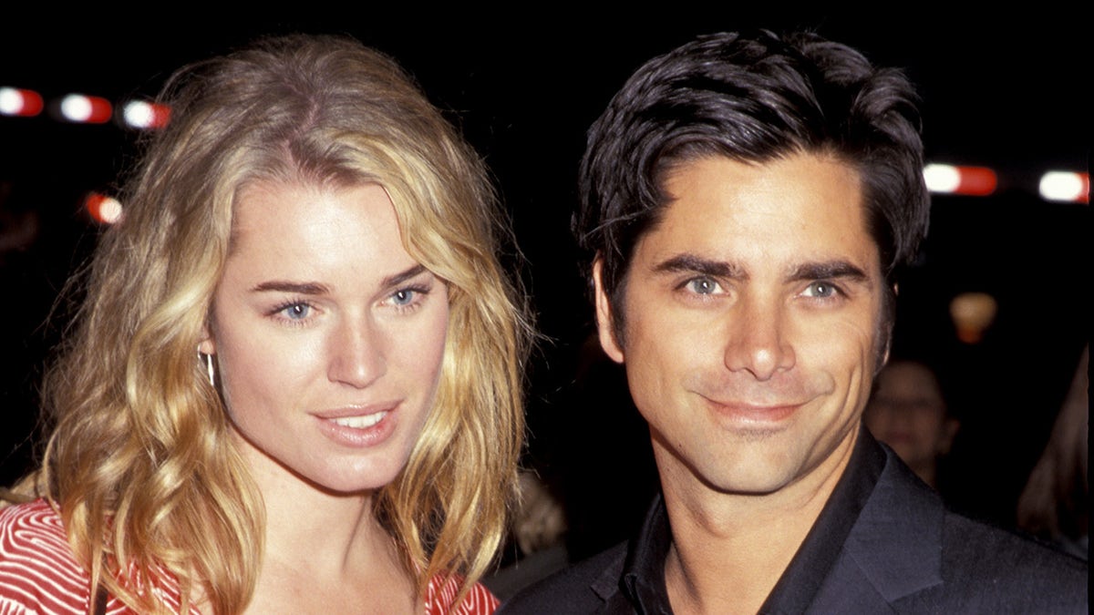 Rebecca Romijn en ex John Stamos lachen op rode loper