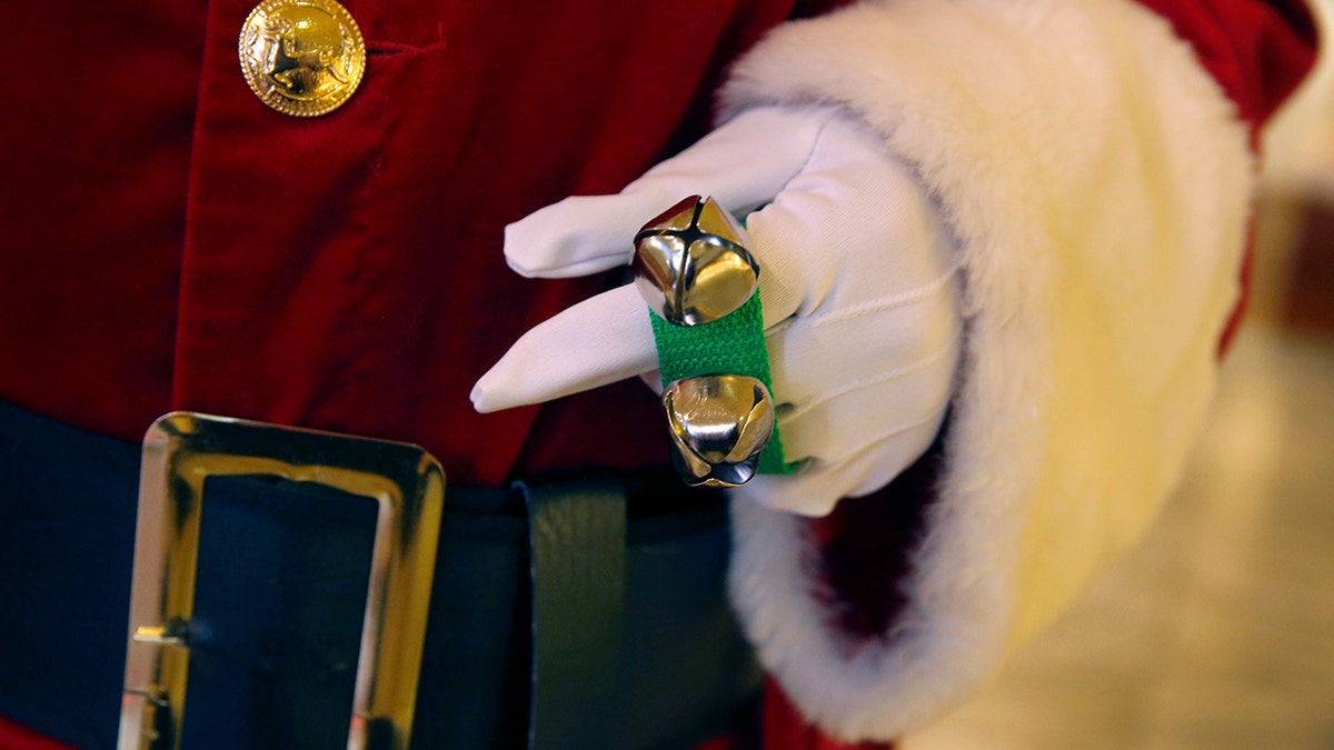 Gepensioneerde basisschoolleraar die als Kerstman werkte gearresteerd op beschuldiging van kindermisbruik