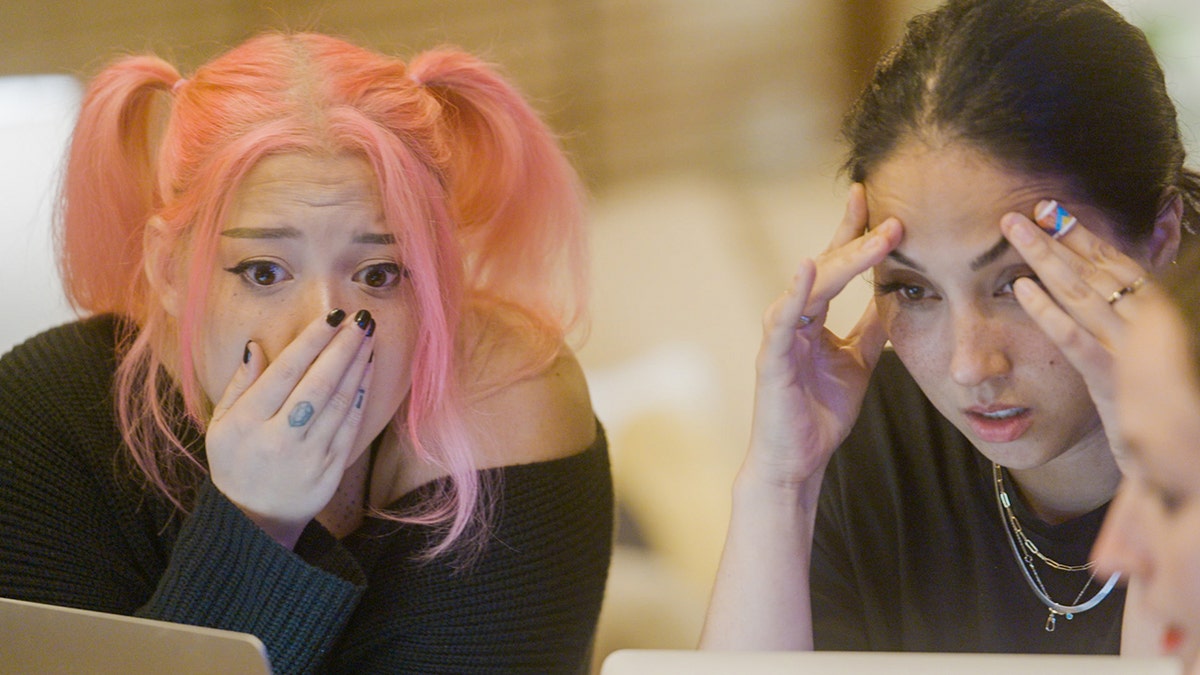 Roo coacht Becca tijdens een gesprek met een ACM