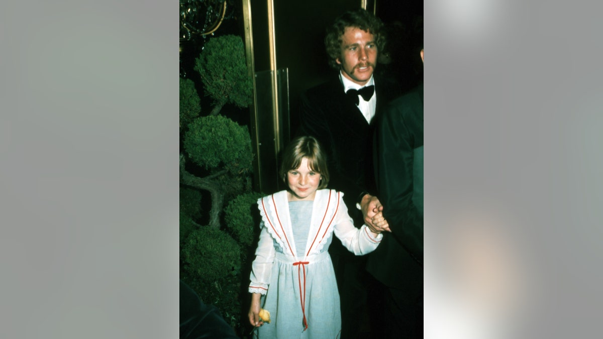 Ryan O'Neal wandelt met de jonge Tatum O'Neal