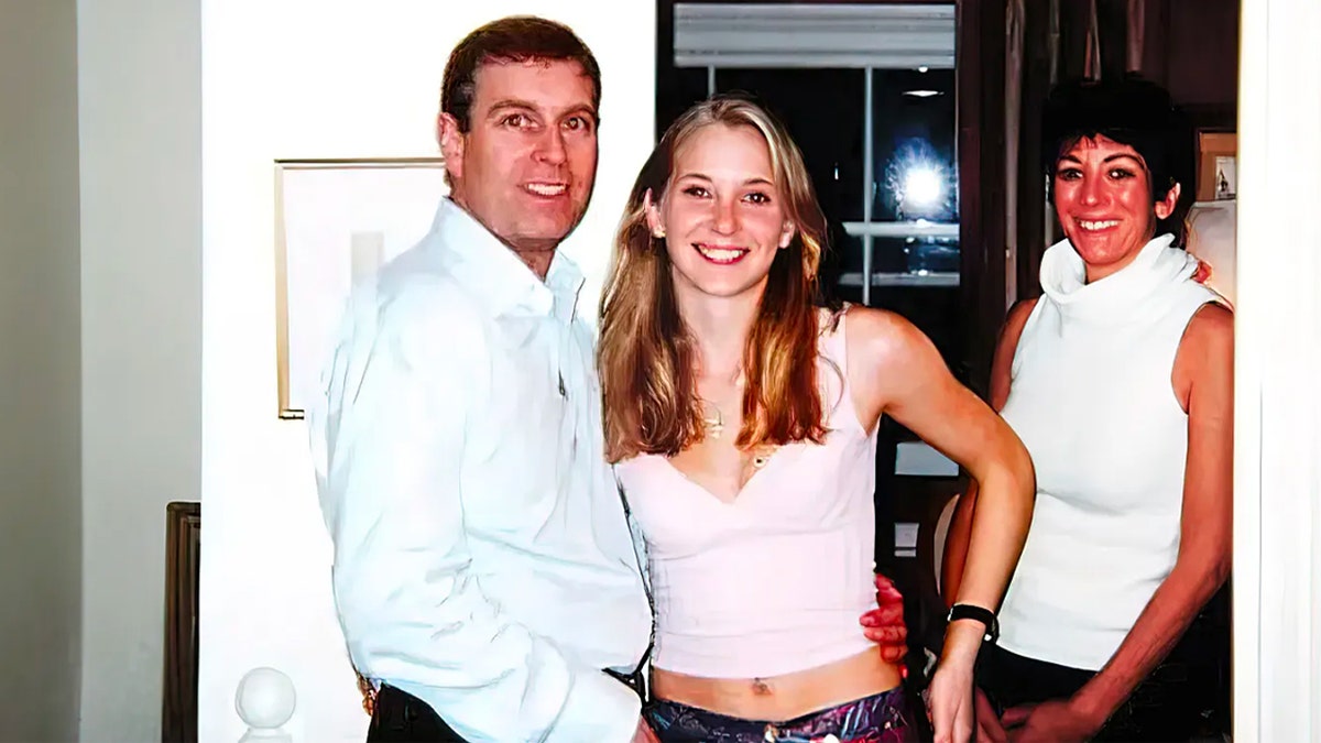 Prins Andrew Virginia Giuffre en Ghislaine Maxwell in foto uit 2001