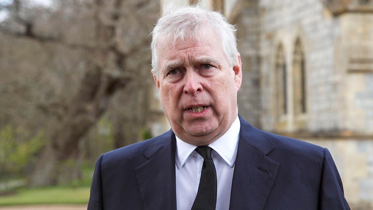 Prins Andrew ziet er serieus uit in een pak.
