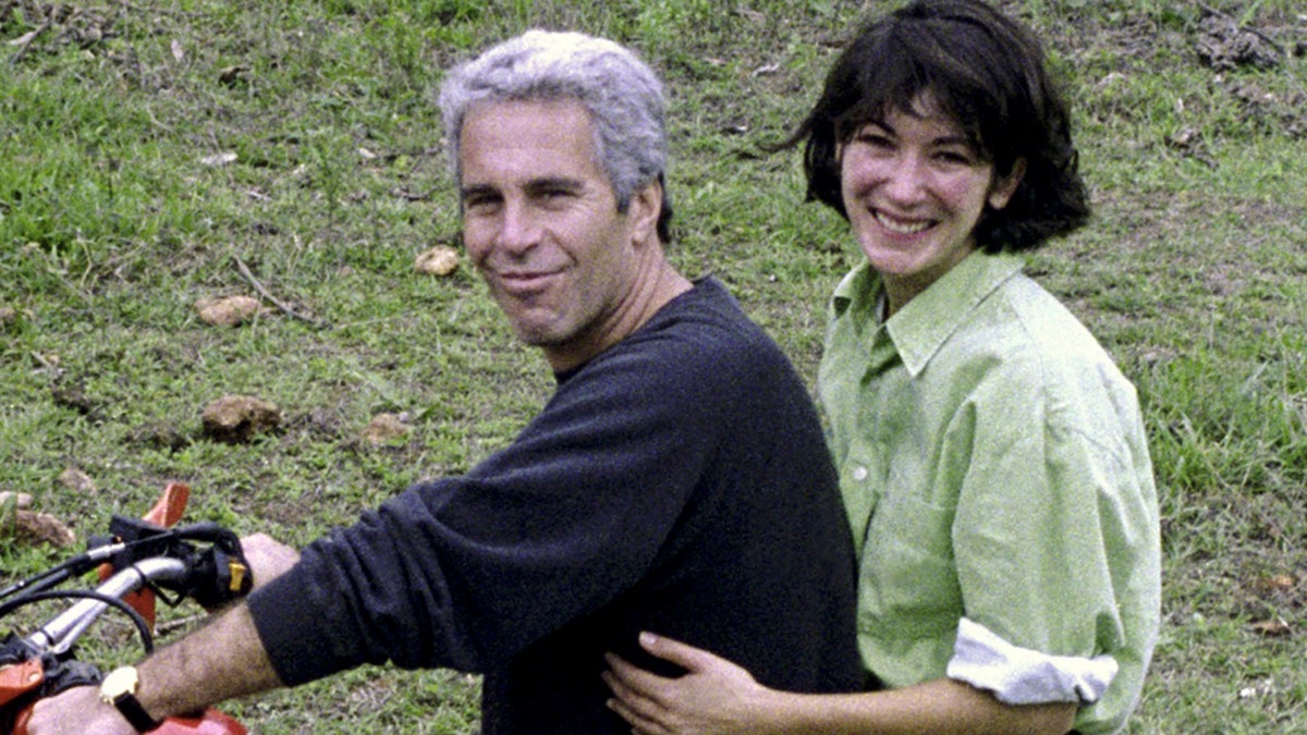 Ghislaine Maxwell en Jeffrey Epstein lachen op deze ongedateerde foto