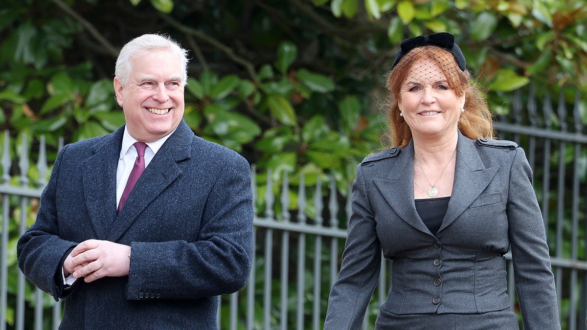 Sarah Ferguson lacht naast ex-man prins Andrew