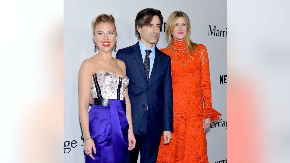 Scarlett Johansson, Noah Baumbach en Laura Dern op de rode loper