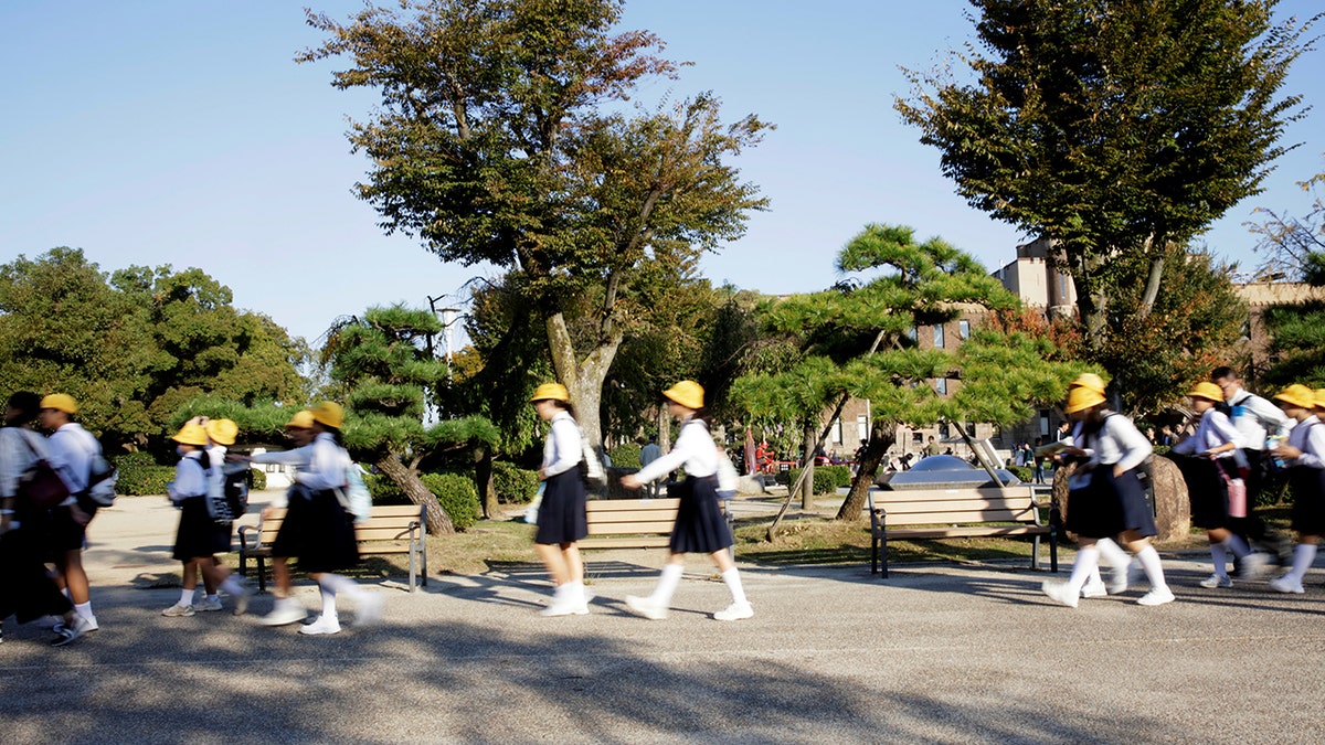 Schoolkinderen lopen op een dagtocht door het kasteel van Osaka 26 oktober 2017.