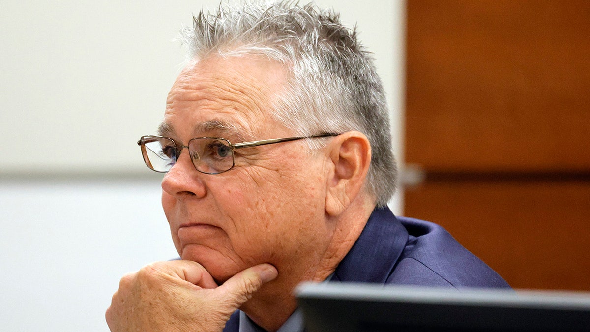 Scot Peterson zit aan de verdedigingstafel