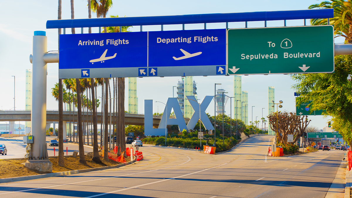 borden voor aankomende en vertrekkende vluchten bij de ingang van de luchthaven LAX in los angeles