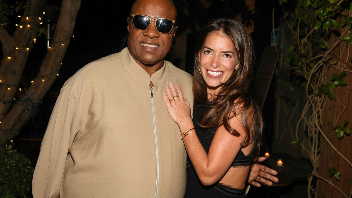 Stevie Wonder poseert met Laura Wasser