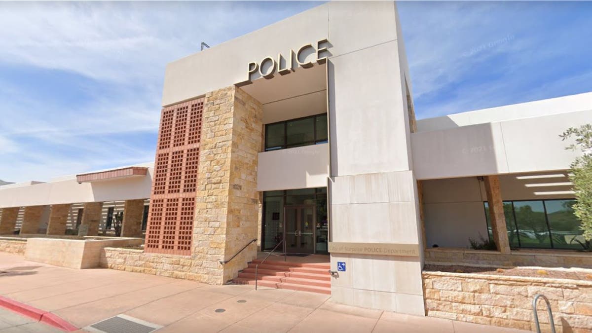 Buitenkant politiebureau Surprise