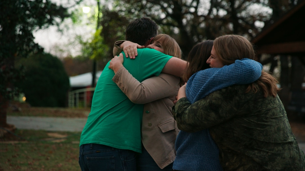 Een groep overlevende kinderen van LeBaron is te zien terwijl ze elkaar omhelzen in een still uit de vijfdelige docuserie. Hoewel ze niet zeker weten hoeveel broers en zussen ze precies hebben, schatten de kinderen van LeBaron dat het er ongeveer 50 tot 55 zijn.