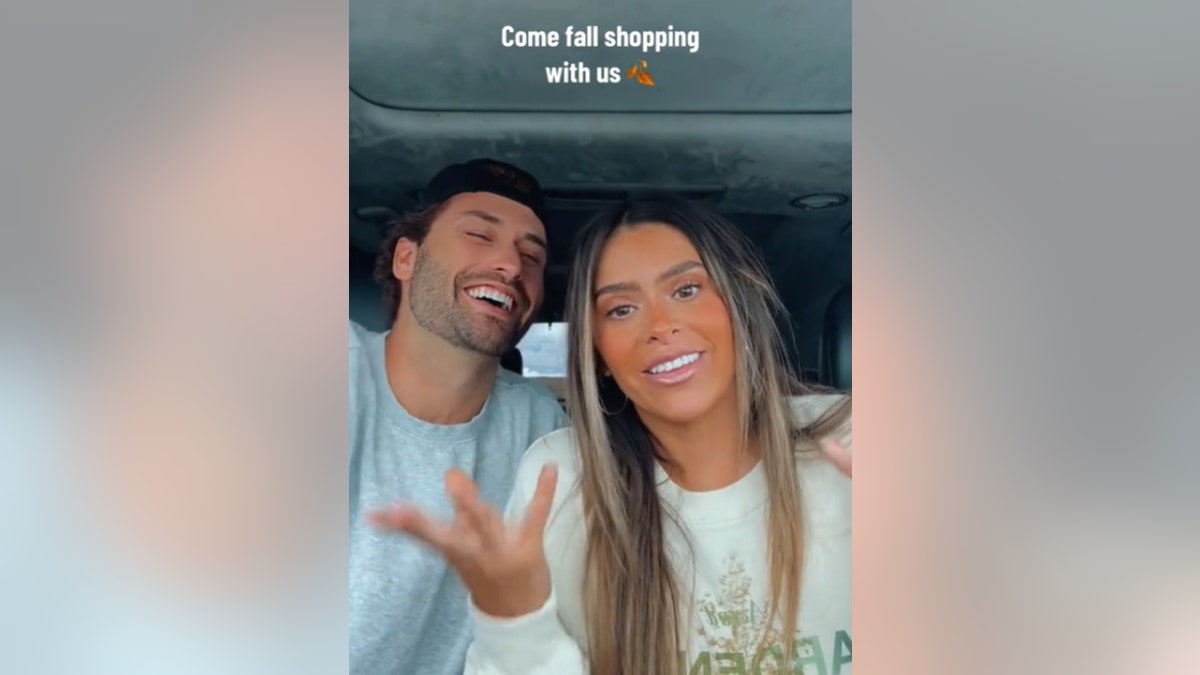 Taylor Frankie Paul (rechts) en vriendje Dakota Mortensen gaan herfstinkopen doen in een TikTok-video
