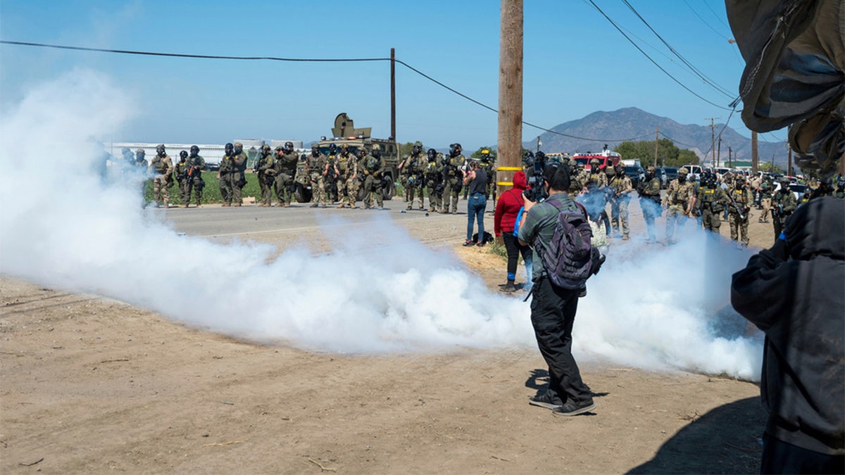 traangas ingezet tijdens immigratie inval op boerderij in Californië
