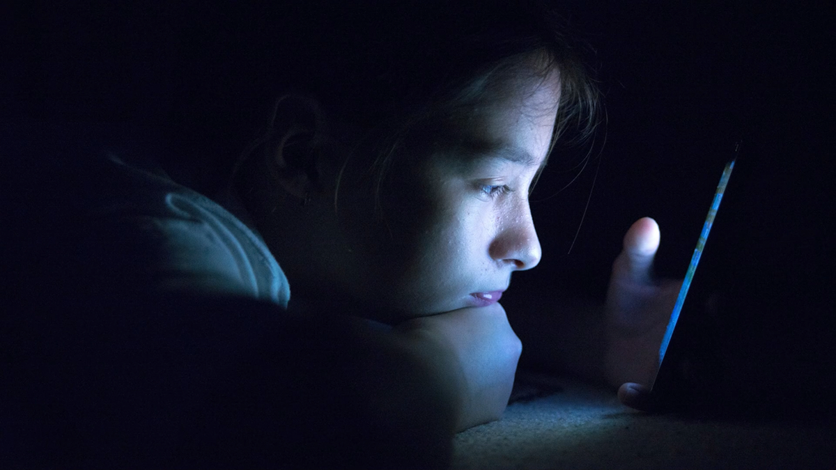 Tiener verstuurt e-mail vanaf smartphone in haar bed,