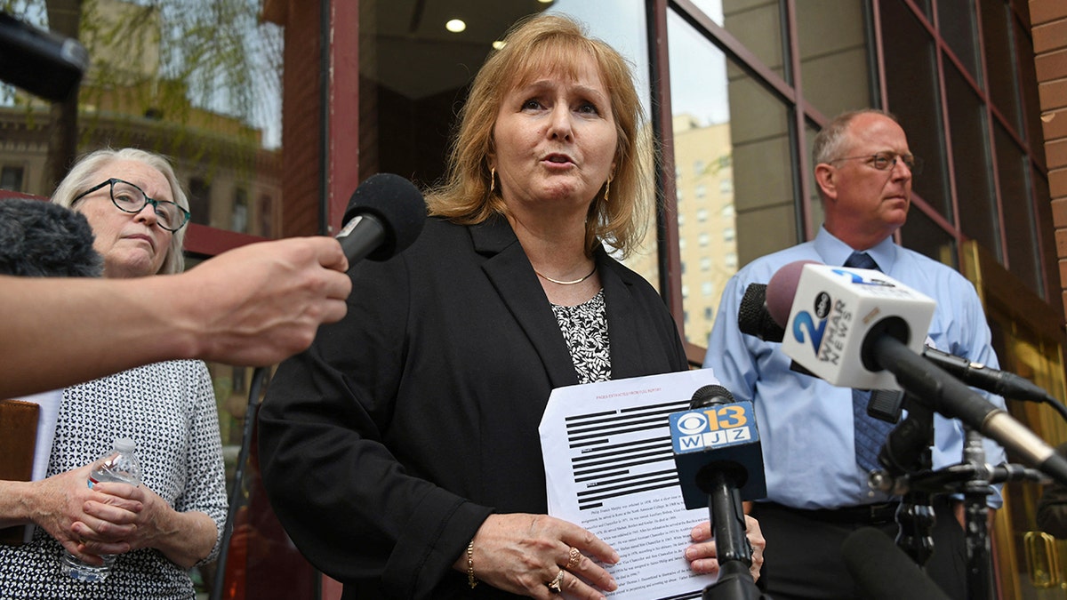 Teresa Lancaster met verslaggevers