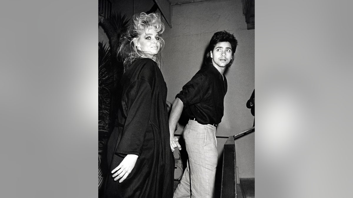 Teri Copley en John Stamos lachen