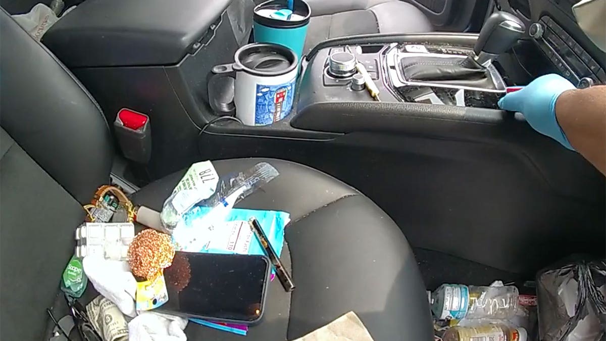 De passagiersstoel in het voertuig van Reilly is bedekt met afval