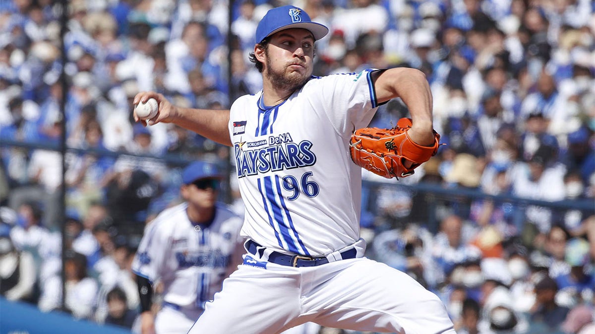 Trevor Bauer werpt voor de Yokohama DeNA Baystars