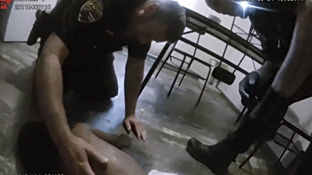 Twee hulpsheriffs reanimeren het 2-jarige slachtoffer, dat wakker wordt en hoest