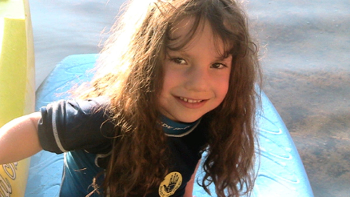 Natalia Grace glimlacht in een close-up foto