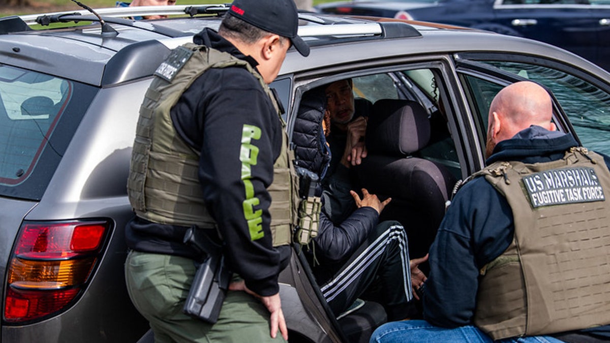 United States Marshals' spreken met kinderen