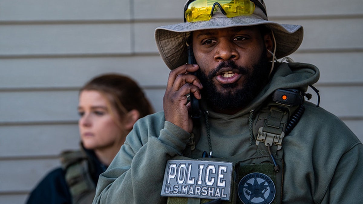 U.S. Marshal spreekt mobiel