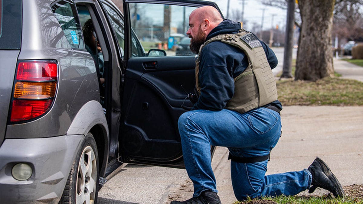 U.S. Marshal spreekt met kind