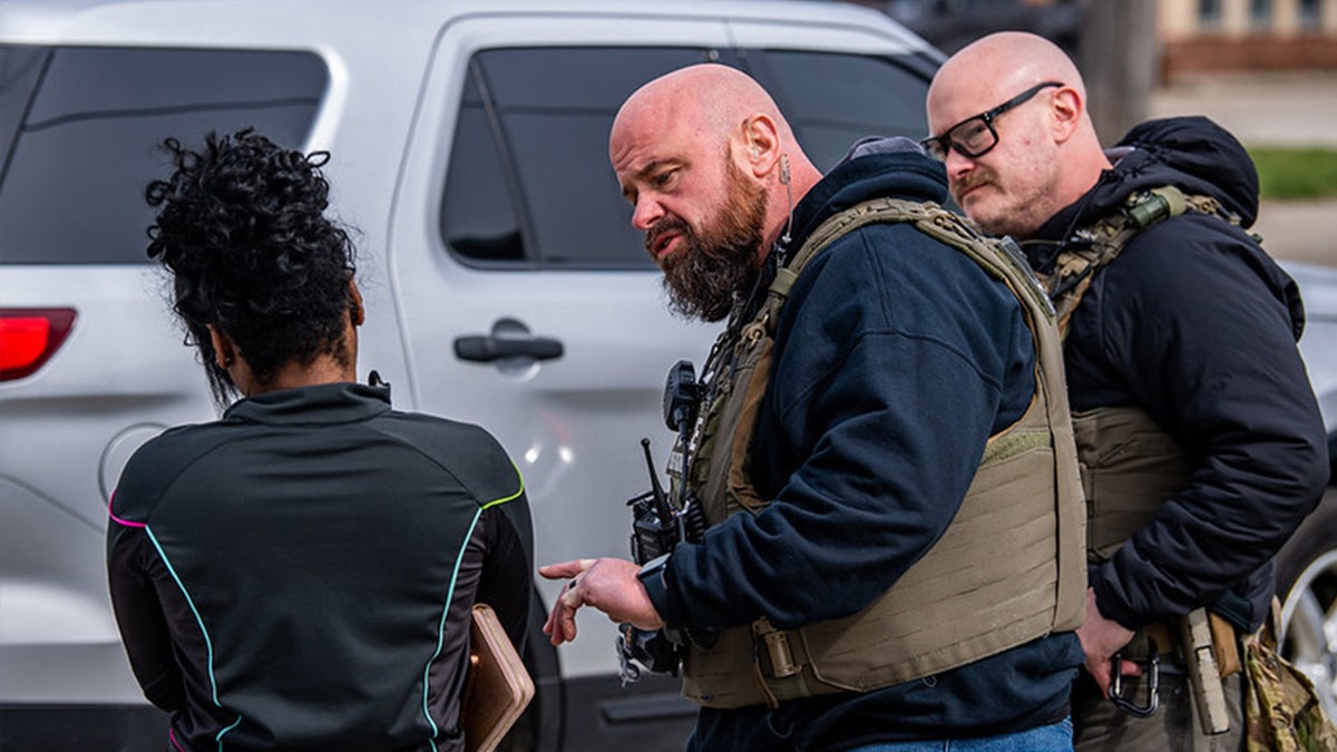 U.S. Marshal spreekt met vrouw