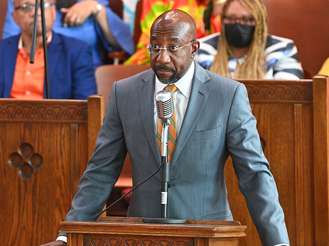 U.S. Senator Rev. Raphael Warnock (D-GA) spreekt op het podium tijdens de 95ste verjaardagsviering