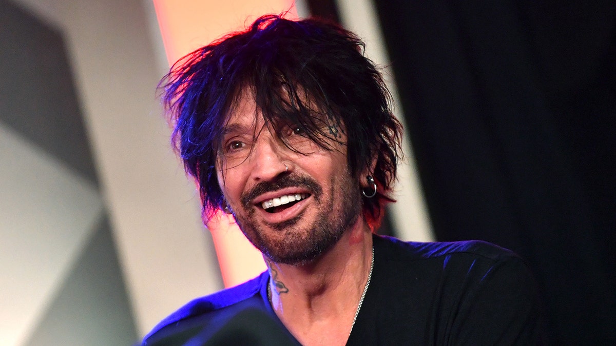 Tommy Lee lacht in de uitzending