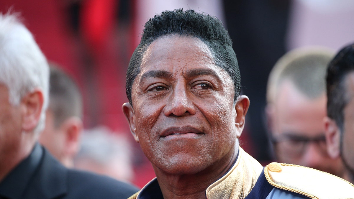 Jermaine Jackson loopt rode loper met sierlijke jas aan