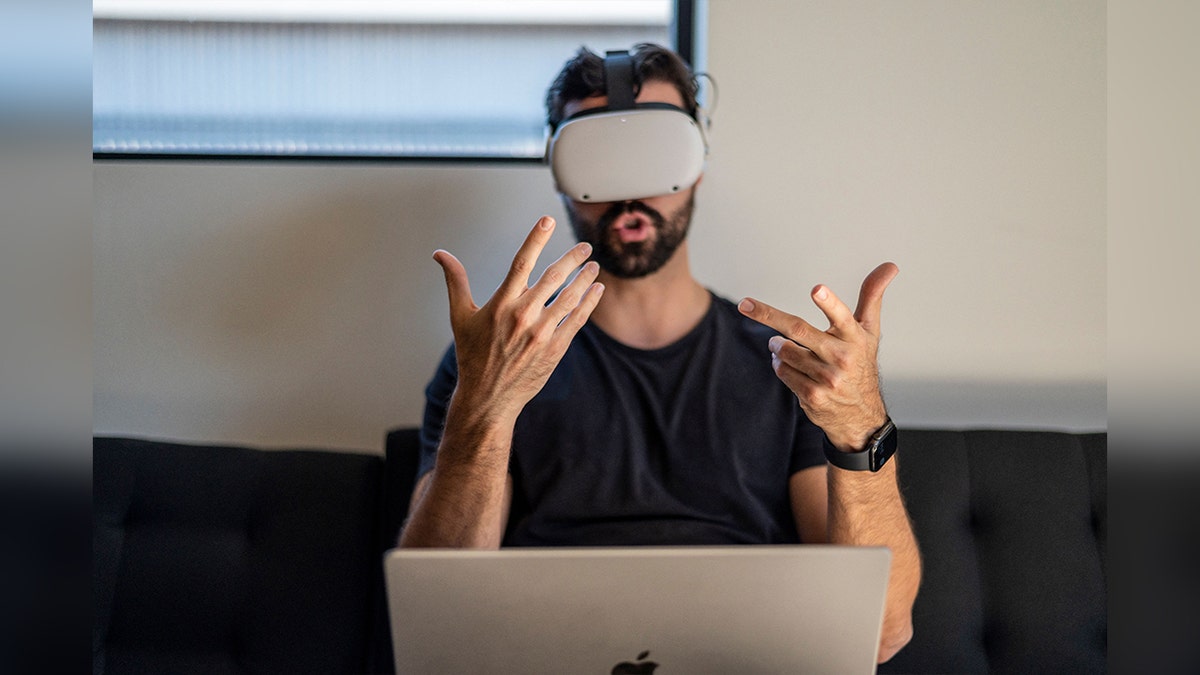 Volwassen man gebruikt Oculus Quest