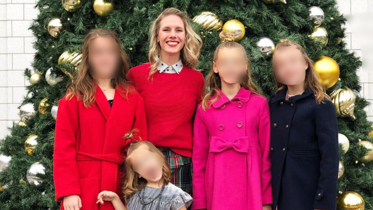 Ruby Franke poseert met haar vier dochters