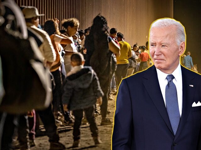 YUMA, ARIZONA - 22 JUNI: Een agent van de U.S. Border Patrol controleert de identiteit van een immigrant