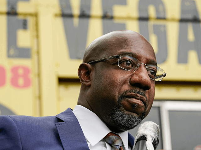 Democratische kandidaat voor Senaat Raphael G Warnock spreekt een menigte toe tijdens een "Get Out the