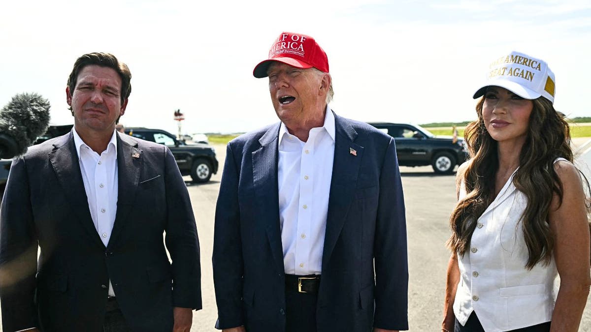 President Donald Trump naast minister van Binnenlandse Veiligheid Kristi Noem en gouverneur Ron DeSantis van Florida