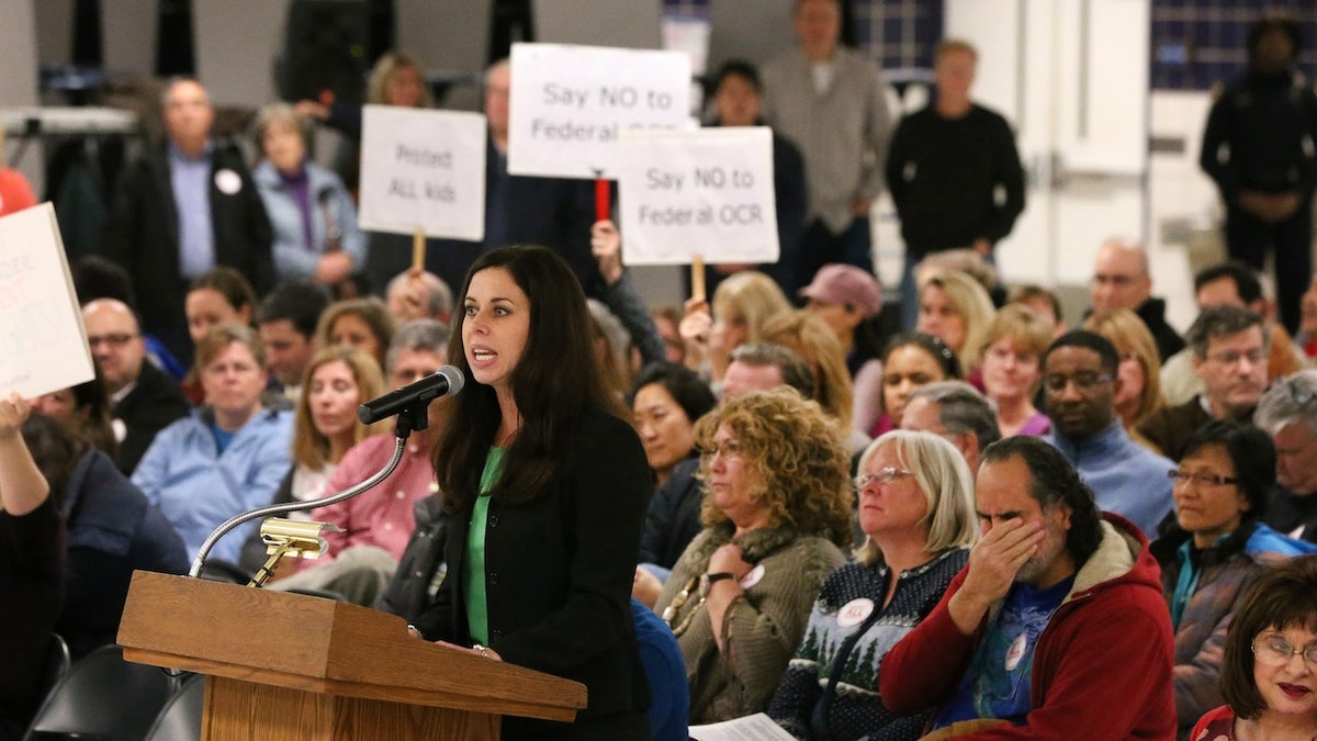 Tracey Salvatore uit Schaumburg spreekt 2 dec. tijdens een speciale bestuursvergadering van District 211 op de Conant High School in Hoffman Estates om een schikking te overwegen in de zaak van een transgenderleerling die toegang tot de kleedkamer wilde. (Chris Sweda/Chicago Tribune/TNS)